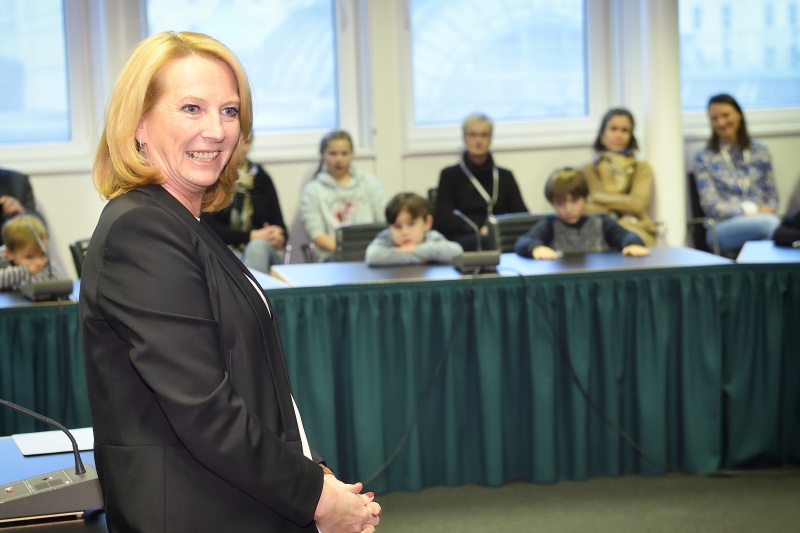 Überreichung von Urkunden an die teilnehmenden Kinder. Begrüßung durch die Zweite Nationalratspräsidentin Doris Bures (S)