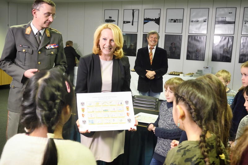 Überreichung von Urkunden an die teilnehmenden Kinder. Von links: Militärkommandant Brigadier Kurt Wagner, Zweite Nationalratspräsidentin Doris Bures (S)