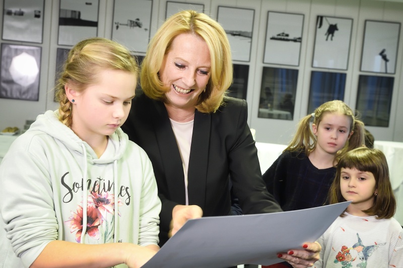 Überreichung von Urkunden an die teilnehmenden Kinder. Zweite Nationalratspräsidentin Doris Bures (S) mit Kindern