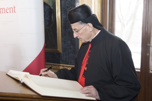 Patriarch Moran Mor Bechara Boutros al-Rahi beim Eintrag in das Gästebuch