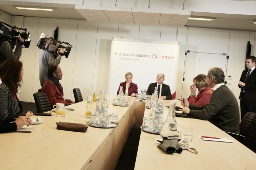 von rechts: Nationalratspräsident Wolfgang Sobotka (V), Christine Bauer-Jelinek während dem Pressegespräch