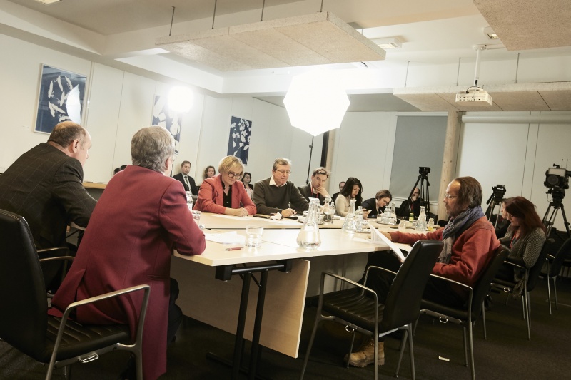 von links: Nationalratspräsident Wolfgang Sobotka (V), Christine Bauer-Jelinek. Blick Richtung Medienvertreter/innen