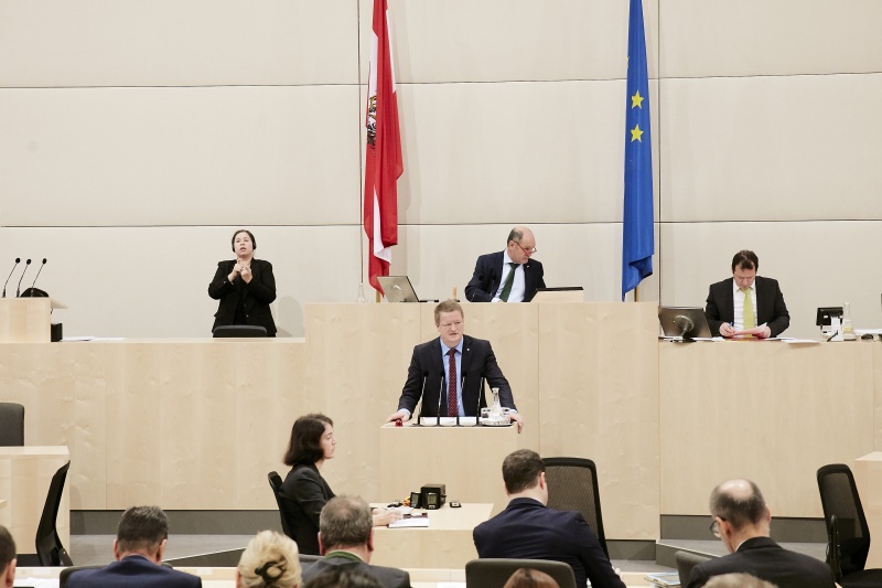 Nationalratsabgeordneter Manfred Hofinger (V) am Rednerpult