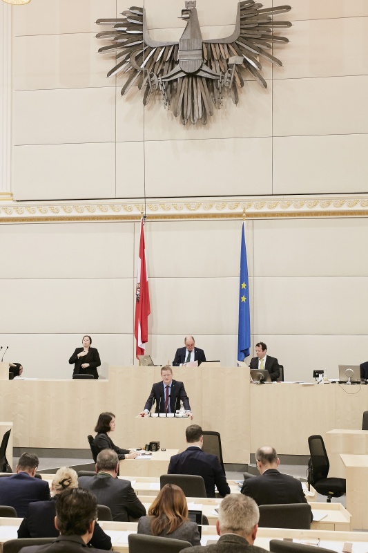 Nationalratsabgeordneter Manfred Hofinger (V) am Rednerpult