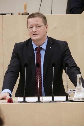 Nationalratsabgeordneter Manfred Hofinger (V) am Rednerpult