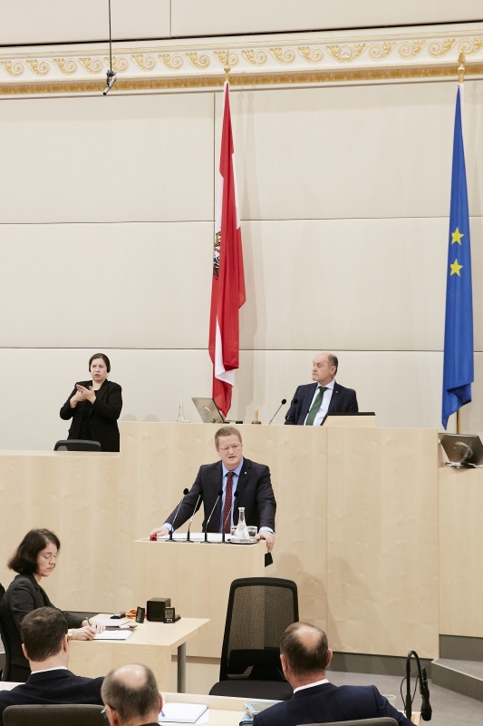 Nationalratsabgeordneter Manfred Hofinger (V) am Rednerpult