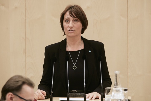 Nationalratsabgeordnete Angelika Kuss-Bergner (V) am Rednerpult