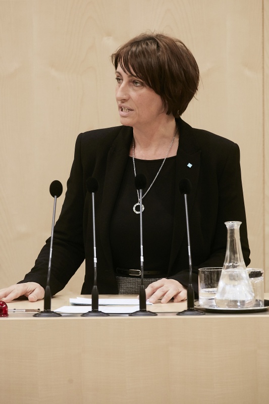 Nationalratsabgeordnete Angelika Kuss-Bergner (V) am Rednerpult