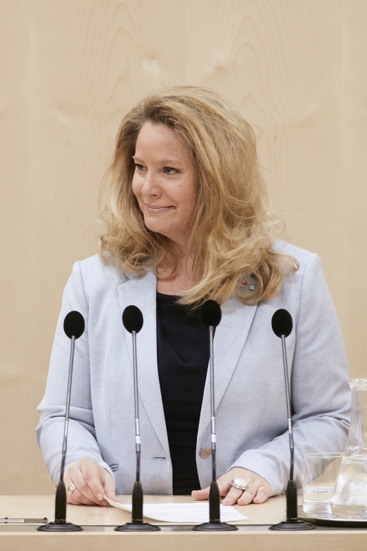 Nationalratsabgeordnete Rebecca Kirchbaumer (V) am Rednerpult