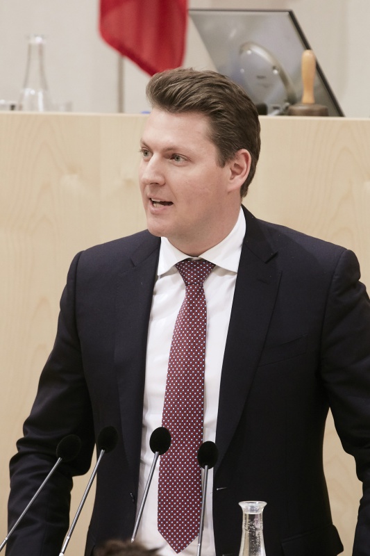Nationalratsabgeordneter Markus Tschank (F) am Rednerpult