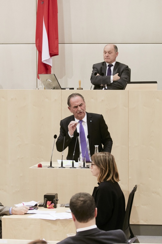 Nationalratsabgeordneter Gabriel Obernosterer (V) am Rednerpult