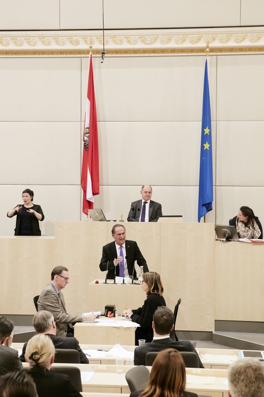 Nationalratsabgeordneter Gabriel Obernosterer (V) am Rednerpult