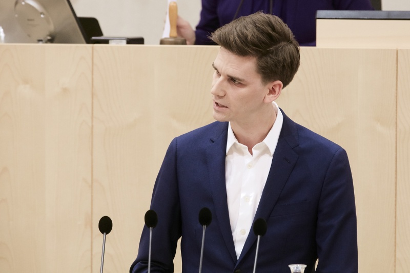 Nationalratsabgeordneter Douglas Hoyos-Trautmansdorff (N) am Rednerpult