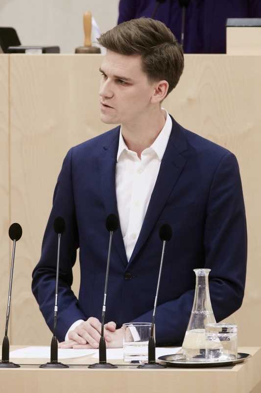 Nationalratsabgeordneter Douglas Hoyos-Trautmansdorff (N) am Rednerpult