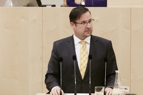 Nationalratsabgeordneter Christian Hafenecker (F) am Rednerpult