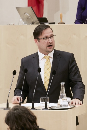 Nationalratsabgeordneter Christian Hafenecker (F) am Rednerpult