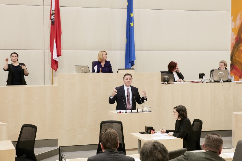 Nationalratsabgeordneter Nikolaus Berlakowich (V) am Rednerpult