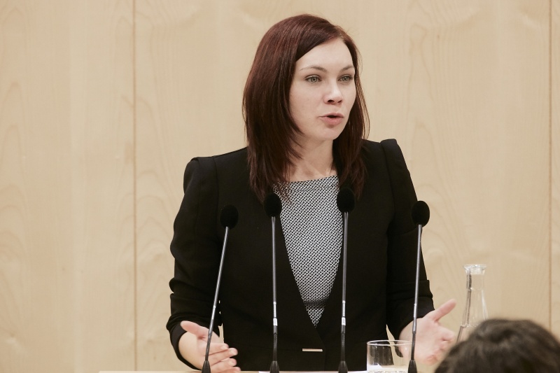 Nationalratsabgeordnete Eva-Maria Himmelbauer (V) am Rednerpult
