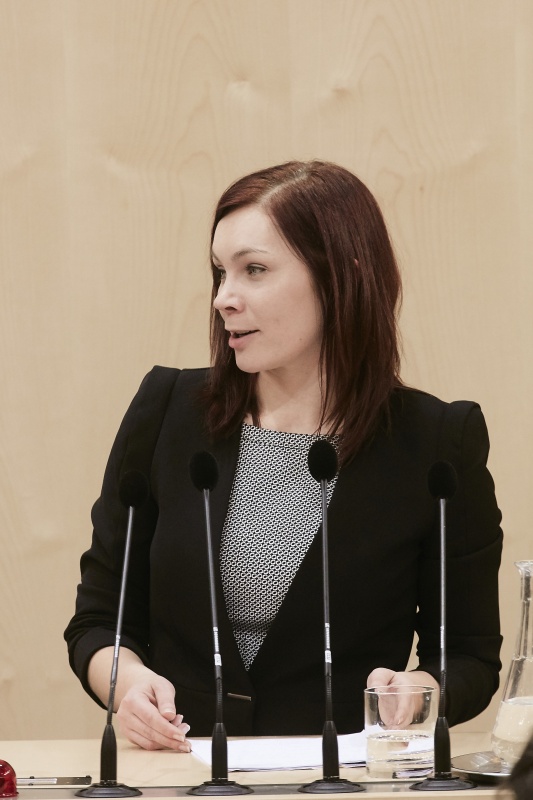 Nationalratsabgeordnete Eva-Maria Himmelbauer (V) am Rednerpult