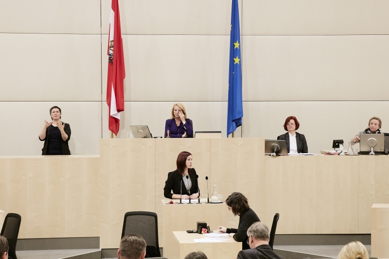Nationalratsabgeordnete Eva-Maria Himmelbauer (V) am Rednerpult