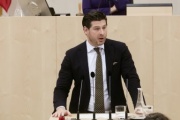 Nationalratsabgeordneter Philipp Schrangl (F) am Rednerpult