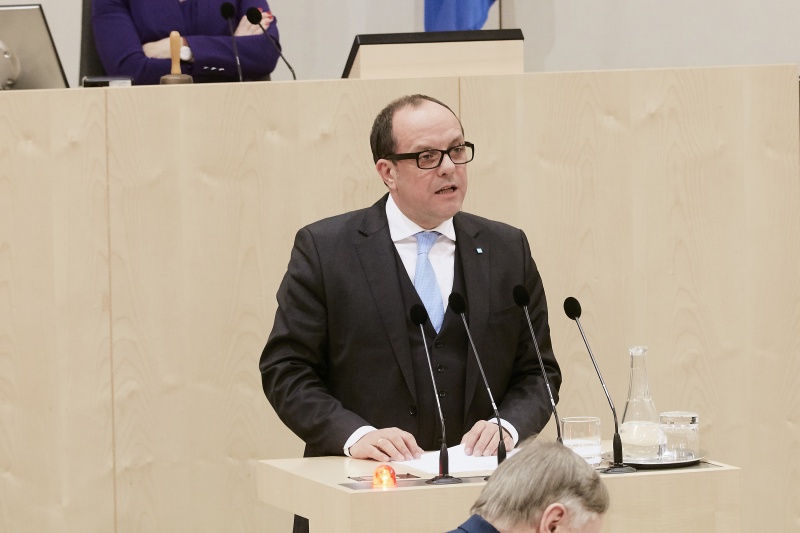 Nationalratsabgeordneter Christoph Stark (V) am Rednerpult