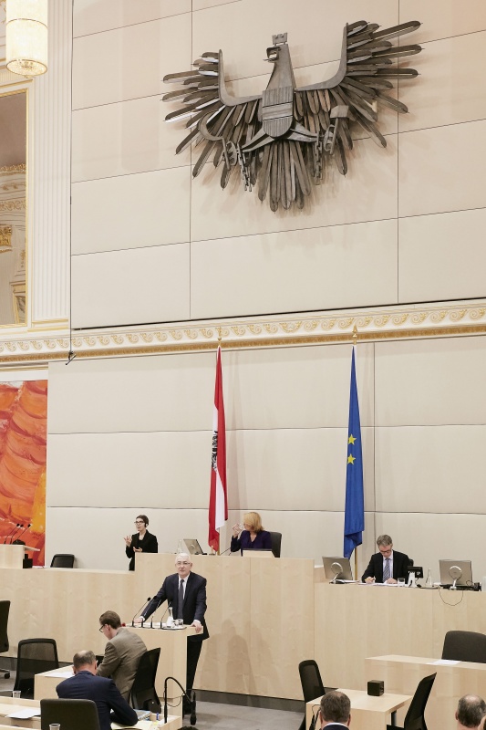 Nationalratsabgeordneter Martin Graf (F) am Rednerpult