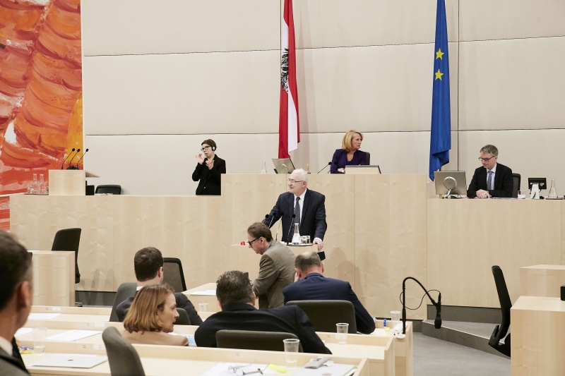 Nationalratsabgeordneter Martin Graf (F) am Rednerpult