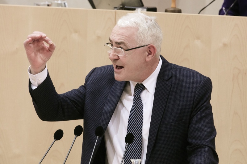 Nationalratsabgeordneter Martin Graf (F) am Rednerpult