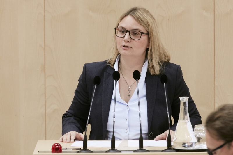 Nationalratsabgeordnete Martina Kaufmann (V) am Rednerpult