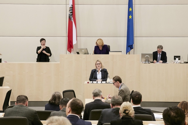 Nationalratsabgeordnete Martina Kaufmann (V) am Rednerpult