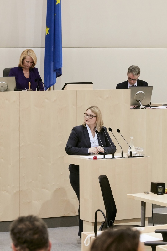 Nationalratsabgeordnete Martina Kaufmann (V) am Rednerpult