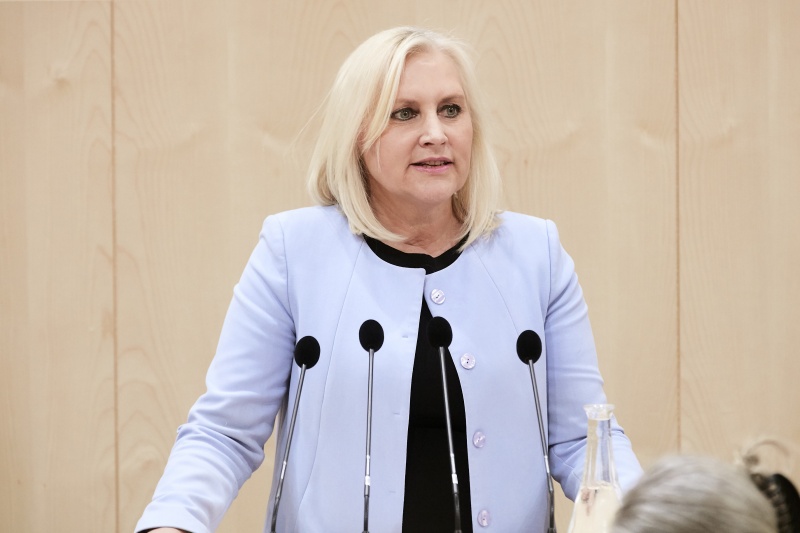 Nationalratsabgeordnete Angelika Winzig (V) am Rednerpult