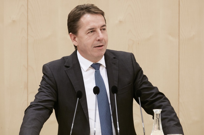 Nationalratsabgeordneter Erwin Angerer (F) am Rednerpult