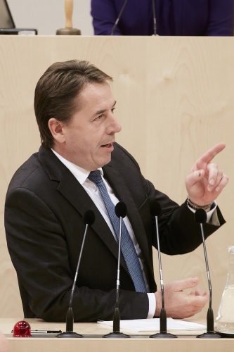 Nationalratsabgeordneter Erwin Angerer (F) am Rednerpult