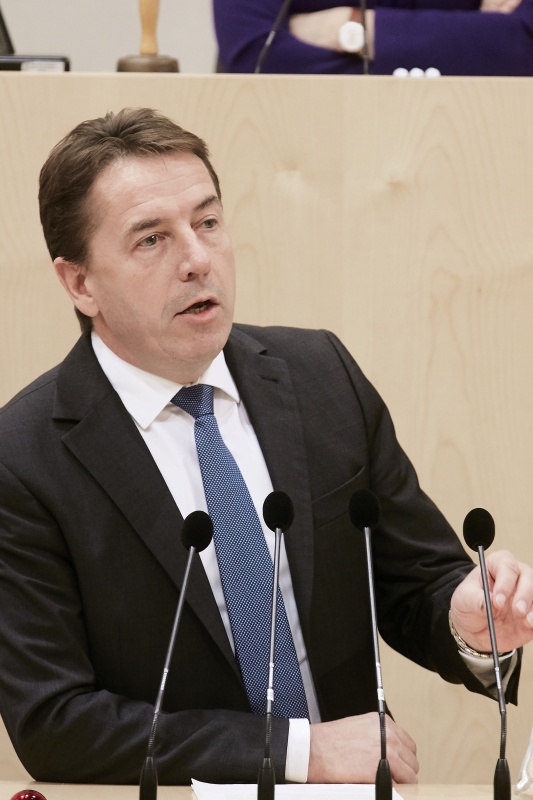 Nationalratsabgeordneter Erwin Angerer (F) am Rednerpult