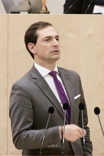 Nationalratsabgeordneter Christian Ragger (F) am Rednerpult