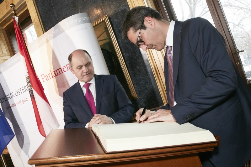 Gästebucheintrag, von links: Nationalratspräsident Wolfgang Sobotka (V), Landeshauptmann von Südtirol Arno Kompatscher