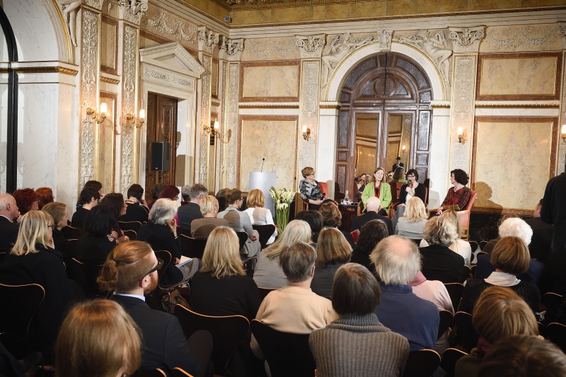 Blick Richtung VeranstaltungsteilnehmerInnen. Podium von links: Moderatorin Sibylle Hamann, Historikerin Johanna Gehmacher, Soziologin und Politologin Brigitte Halbmayr, Schriftstellerin Maja Haderlap