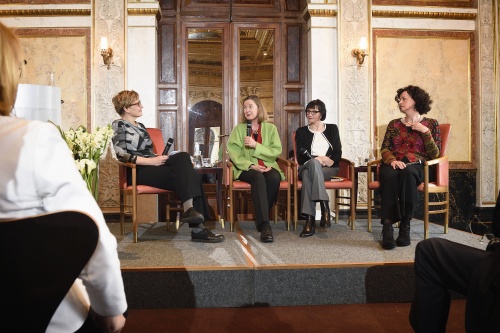 Podium von links: Moderatorin Sibylle Hamann, Historikerin Johanna Gehmacher, Soziologin und Politologin Brigitte Halbmayr, Schriftstellerin Maja Haderlap
