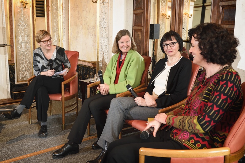 Podium von links: Moderatorin Sibylle Hamann, Historikerin Johanna Gehmacher, Soziologin und Politologin Brigitte Halbmayr, Schriftstellerin Maja Haderlap