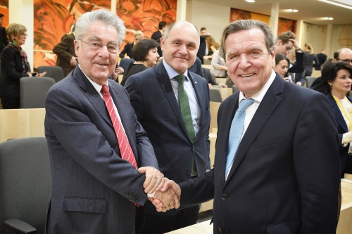 Von links: Bundespräsident a.D. Heinz Fischer, Nationalratspräsident Wolfgang Sobotka(V) und Bundeskanzler a.D. der Bundesrepublik Deutschland Gerhard Schröder am Ende der Veranstaltung