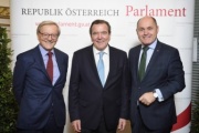 Von links: Bundeskanzler a.D. Wolfgang Schüssel, Bundeskanzler a.D. der Bundesrepublik Deutschland Gerhard Schröder und Nationalratspräsident Wolfgang Sobotka (V)