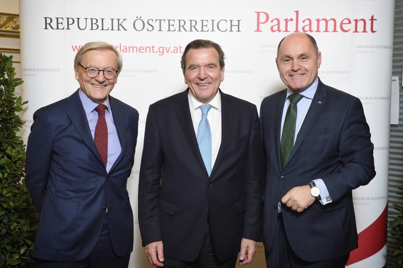 Von links: Bundeskanzler a.D. Wolfgang Schüssel, Bundeskanzler a.D. der Bundesrepublik Deutschland Gerhard Schröder und Nationalratspräsident Wolfgang Sobotka (V)