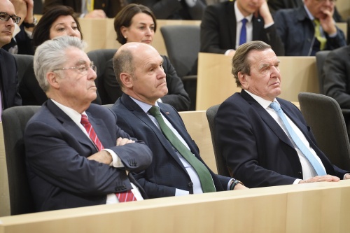 Von links: Bundespräsident a. D. Heinz Fischer, Nationalratspräsident Wolfgang Sobotka (V) und Bundeskanzler a.D. der Bundesrepublik Deutschland Gerhard Schröder