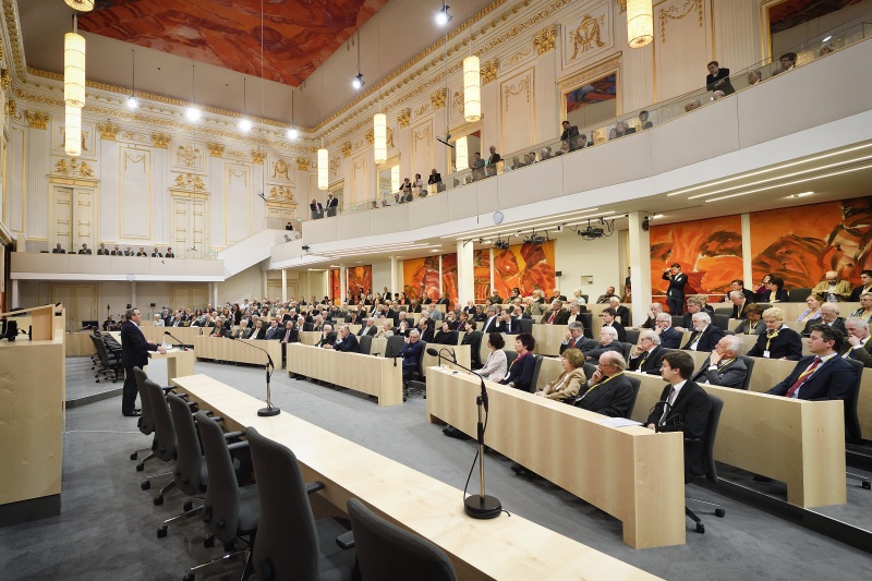 Vortrag vom Bundeskanzler a.D. der Bundesrepublik Deutschland Gerhard Schröder am Rednerpult. Blick Richtung VeranstaltungsteilnehmerInnen