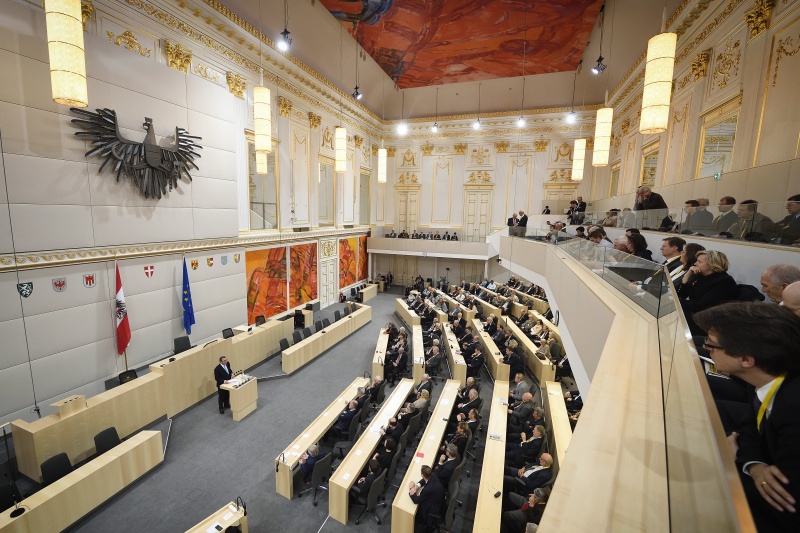 Vortrag vom Bundeskanzler a.D. der Bundesrepublik Deutschland Gerhard Schröder am Rednerpult. Blick Richtung VeranstaltungsteilnehmerInnen