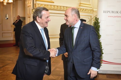 Von rechts: Nationalratspräsident Wolfgang Sobotka (V) begrüßt Bundeskanzler a.D. der Bundesrepublik Deutschland Gerhard Schröder