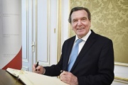 Bundeskanzler a.D. der Bundesrepublik Deutschland Gerhard Schröder beim Eintrag in das Gästebuch