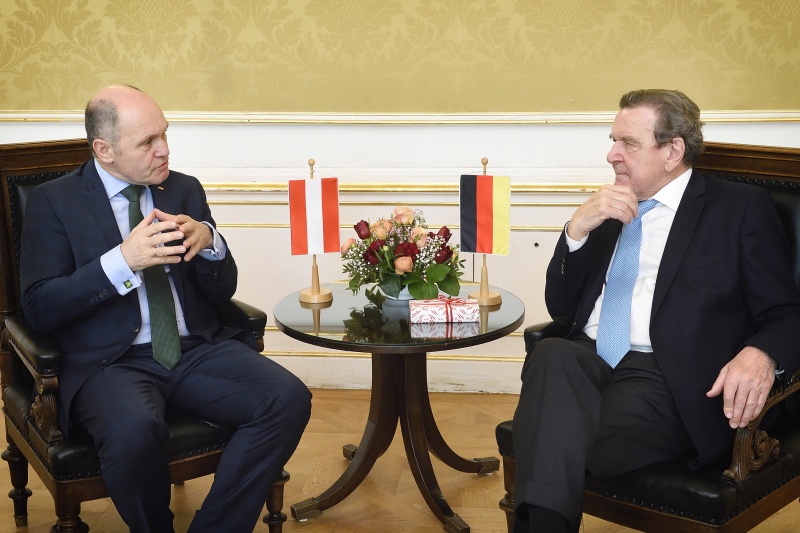 Aussprache. Von links: Nationalratspräsident Wolfgang Sobotka (V), Bundeskanzler a.D. der Bundesrepublik Deutschland Gerhard Schröder